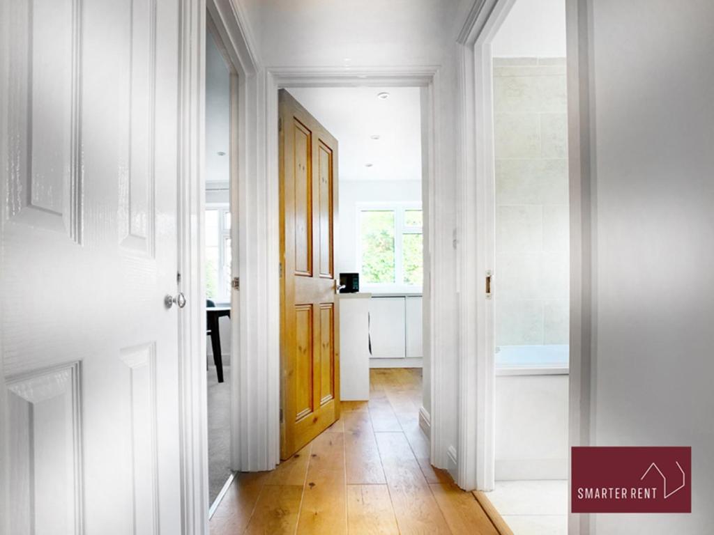 Sunninghill Village - 2 Bed - Parking And Garden Ascot  Buitenkant foto